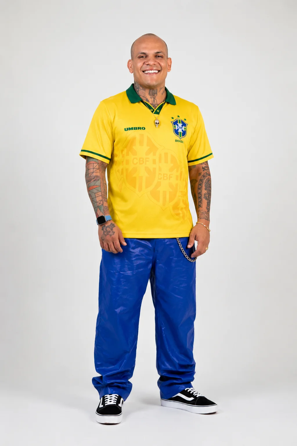 Cris Alves com camisa da seleção brasileira