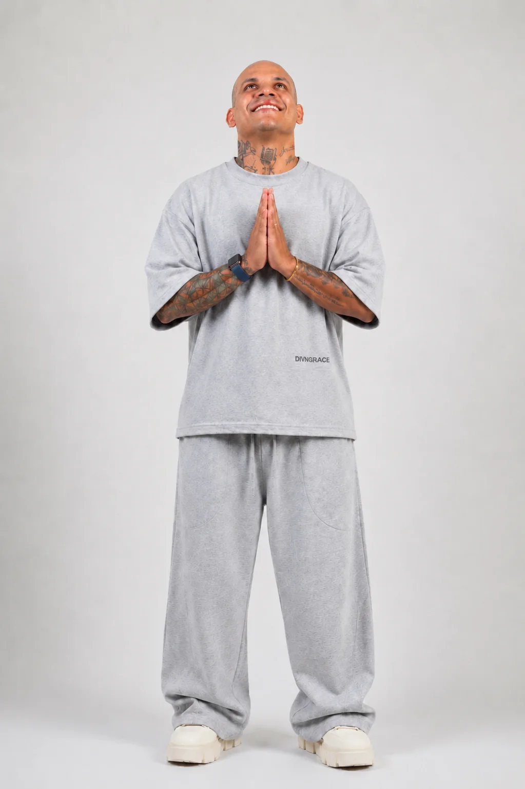 Cris Alves em gesto de agradecimento
